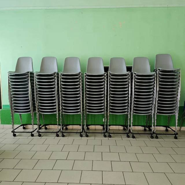 Aménagement pour une salle des fêtes 😊

Le mobilier proposé est des tables TYM LIGHT, plateau stratifié, BAC, coloris chêne clair horizontal H26, époxy gris clair RAL 7035 - 980, des chariots de transport fabriqué par @lafa des chaises coque empilable, accrochable, coque en polypropylène M2, piétement chromé diamètre 20 mm, coloris gris fabriqué par SITEK 

 #mobilierdebureau #Sitek #Alençon #Lafa
