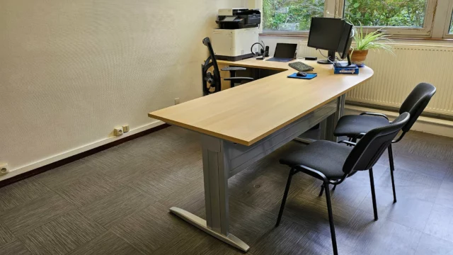 Aménagement d'un bureau pour un notaire 🙂

Le mobilier proposé est une table de bureau rectangulaire IdoL, décor chêne clair sur pieds L fixes décentrés, voile de fond métal finition gris aluminium, carter finition gris aluminium, un angle de liaison 90°, un pied tube de renfort fixe diamètre 60 mm, une extension sur caisson hauteur bureau Mélina 3 tiroirs dont 1 dossier suspendu, une armoire à rideaux, équipée de 4 tablettes + rail fabriqué par @eol_mobilier 

 #Alençon #EOLGroup #mobilierdebureau