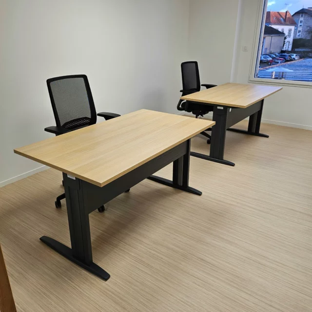 Aménagement d'un local pour un organisme de formation 😊

Le mobilier proposé est un fauteuil de bureau Kickster siège pivotant, mécanisme synchrone ponctuelle, réglage manuel translation d'assise, inclinaison d'assise, accoudoirs 2D noir, assise noire fabriqué par @viasit_deutschland une table de bureau rectangulaire IdoL, décor chêne clair sur pieds L fixes décentrés, voile de fond métal finition gris anthracite, carter finition gris anthracite, une table de réunion individuelle ronde, piétement central fixe rond fabriqué par @eol_mobilier 

 #Alençon #Viasit #EOLGroup #mobilierdebureau