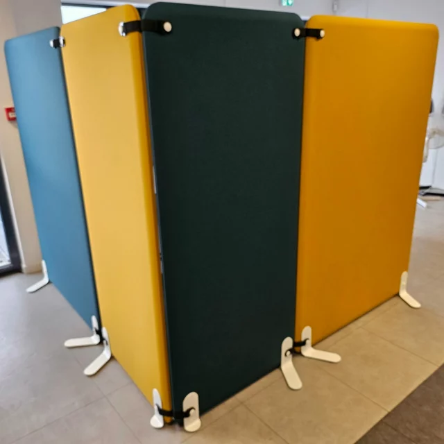 Livraison et installation de cloisons acoustiques pour une association 😊 

Le mobilier proposé est cloison acoustique Solange bords arrondis, tissu Step bleu pétrole et jaune moutarde, jeu de 2 pieds métal lisse blanc pour cloisons fixes/multiples avec boutons associés, lot 2 Kits de liaison Solange, fabriqué par @eol_mobilier 

 #Alençon #EOLGroup #mobilierdebureau