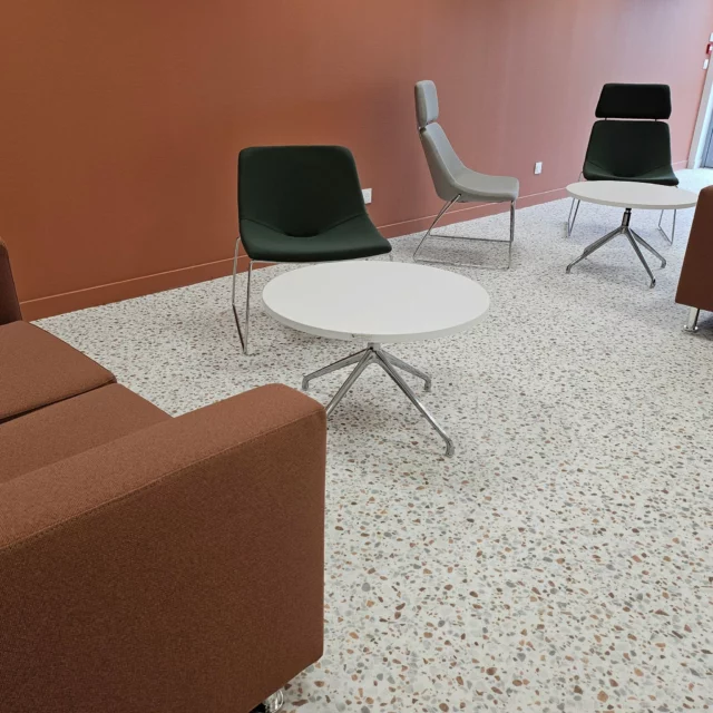 Aménagement d'un espace informel pour une entreprise de produits alimentaires ☺️

Le mobilier proposé est table basse ronde, diamètre 70cm, pieds alu pyramidal, mélaminé, finition plateau coloris blanc, piètement coloris chromé, chauffeuse Vita XL, piètement filaire coloris chromé , style de tissu cura, coloris tissu cyprès/givre, rehausse tapissée, canapé Lounge 2 places, piètement bois, style de tissu cura, coloris tissu saumon fabriqué par @harmony_bureaux 

 #Alençon #HarmonyGroup #mobilierdebureau