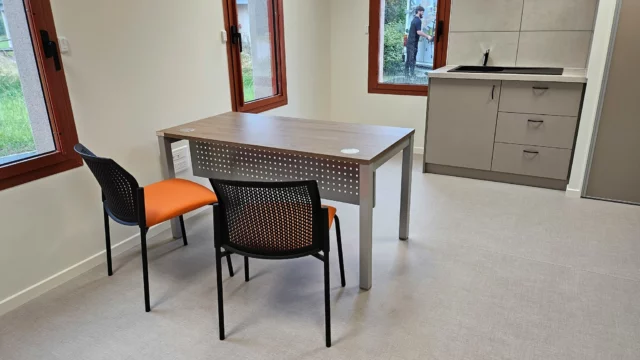 Aménagement d'une salle pour une mairie 🙂

Le mobilier proposé est un plan droit Optim', coloris piètement gris alu, coloris plateau walnut ambré, un voile de fond métal, coloris gris alu, des chaises Switch sans accoudoirs, 4 pieds coloris noir, assise tapissé, dossier polypro coloris noir, style de tissu alfa/papaye fabriqué par @harmony_bureaux 

 #mobilierdebureau #HarmonyGroup #Alençon
