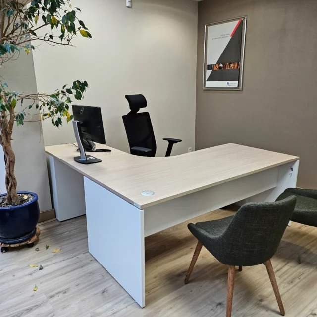 Aménagement d'un bureau pour un groupe d'assurances 🙂

Le mobilier proposé est un plan compact 90°, retour droit, obturateurs coloris blanc, pieds panneaux, coloris plateau chêne fil, coloris piètement blanc, un caisson retour hauteur bureau mélaminé, 3 tiroirs dont 1 dossiers suspendus, top poignées coloris aluminium fabriqué par @buronomic un fauteuil de bureau Zack axe décentré blocable 3 positions, tension réglable, anti retour, translation d'assise, dossier filet avec support lombaire réglable, têtière tissus noir, accoudoirs réglable en hauteur, machette "soft touch", coloris uniquement noir, lift, pied nylon Ø60 fabriqué par @SITEK 

 #Alençon #Buronomic #Sitek #mobilierdebureau