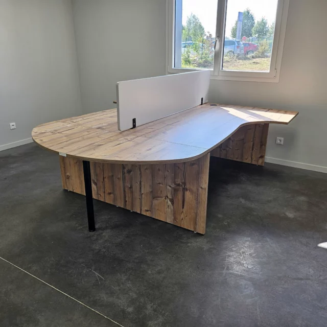 Aménagement d'un bureau pour une entreprise spécialisée dans le terrassement et l'aménagement d'espaces extérieurs 😊

Le mobilier proposé est un bureau Retro compact gauche/droit, pieds panneaux, une extension demi-lune, pied cylindrique, un séparateur frontal mélaminé solo à fixer fabriqué par @buronomic 

 #Alençon #Buronomic #mobilierdebureau