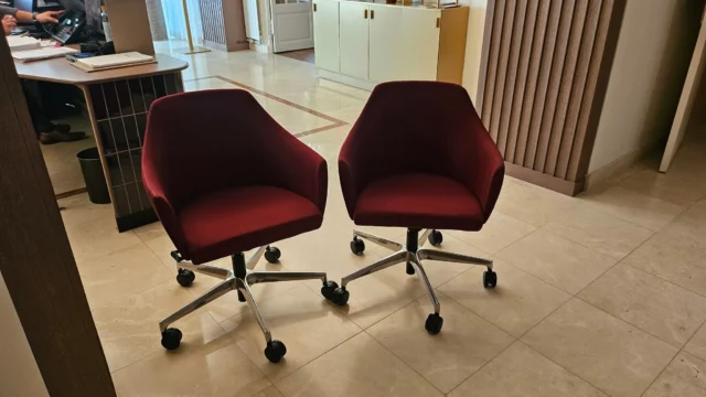 Livraison et installation de chauffeuses pour un manoir 😊

Le mobilier proposé est des chauffeuses Nani, piètement 5 branches sur roulettes, coloris piètement chromé, coloris structure alfa/bordeaux fabriqué par @harmony_bureaux 

 #Alençon #HarmonyGroup #mobilierdebureau