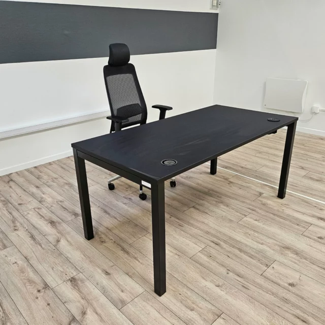 Aménagement d'un bureau pour un commerce de voitures et de véhicules automobiles légers 😊

Le mobilier proposé est un bureau rectangle Arial, mélamine noir velours pied carré arche fixe métal lisse noir fabriqué par @eol_mobilier un fauteuil de bureau Fairfax noir, synchrone blocable 5 positions, tension réglable latéralement, 7 intensités, anti-retour, translation d’assise, dossier filet noir uniquement, structure noire ou blanc, support lombaire réglable, têtière réglable en imitation cuir noir, accoudoirs réglables 4D, manchettes soft touch, coloris assise tissu anthracite uniquement, non classé au feu,
lift double cône classe 4, pied aluminium poli, roulettes Ø 60 mm fabriqué par SITEK 

 #Alençon #EOLGroup #Sitek #mobilierdebureau