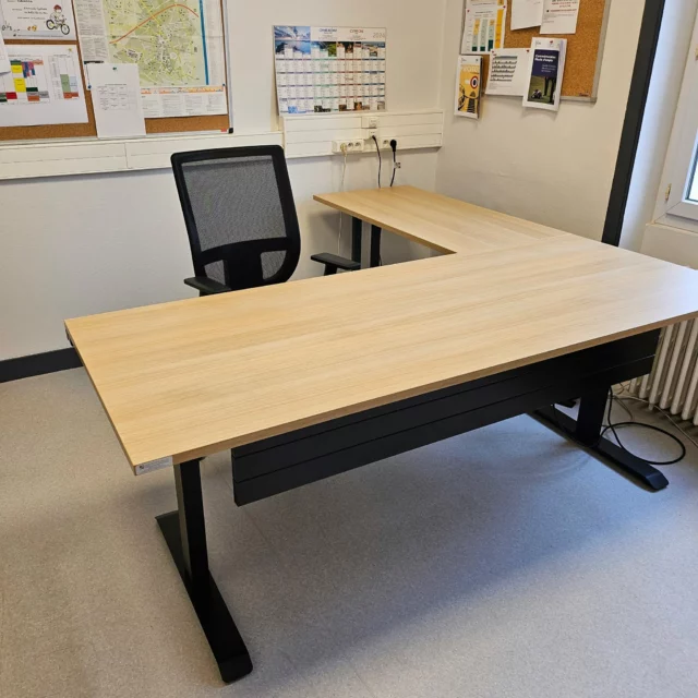 Aménagement d'un bureau pour une mairie 😊

Le mobilier proposé est un bureau rectangulaire AXEL 2, plateau pré percé obturateur, épaisseur 25 mm, mélamine chêne clair, structure métal lisse noir, motorisé boitier 4 utilisateurs x 2 mémoires + USB, un voile de fond fabriqué par @eol_mobilier 

 #Alençon #EOLGroup #mobilierdebureau