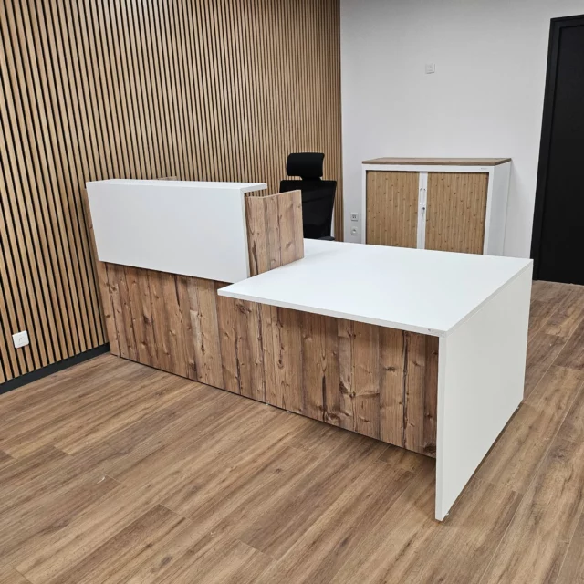 Aménagement d'une banque d'accueil pour une agence d'Alençon 😊

Le mobilier proposé est une banque accueil PMR final, PMR gauche, façade coloris timber, plateau coloris blanc, une armoire à rideaux, structure métal, un top structurex fabriqué par @buronomic un fauteuil de bureau Zack axe décentré blocable 3 positions, tension réglable, anti retour, translation d'assise, dossier filet avec support lombaire réglable, têtière tissus noir, accoudoirs réglable en hauteur, machette "soft touch", coloris uniquement noir, lift. pied nylon Ø60 fabriqué par SITEK 

 #Alençon #Buronomic #Sitek #mobilierdebureau