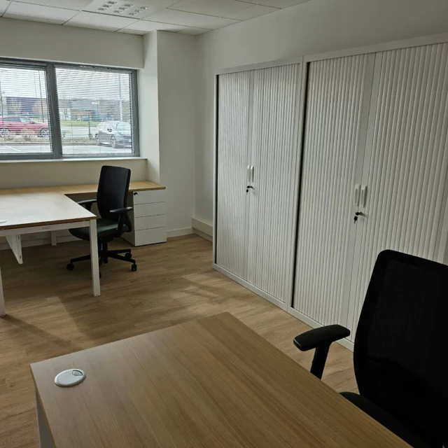 Aménagement d'un bureau pour une entreprise de produits alimentaires 🙂

Le mobilier proposé est bureau poste simple Optim', coloris plateau chêne clair,  piètement blanc, voile de fond métal design, retour sur caisson porteur, 4 tiroirs Optim', armoire haute rideaux + 4 tablettes, finition corps blanc, finition rideaux blanc, table Tonneau ronde, diamètre 100, mélaminé classique, coloris plateau chêne clair, piètement coloris blanc, chaise Switch sans accoudoirs, 4 pieds coloris blanc, assise tapissée, dossier polypro coloris blanc, style de tissu cura, coloris tissu cyprès, siège Volt résille, mécanisme synchrone +, piètement noir, style de tissu cura, coloris tissu cyprès, accoudoirs 3D fabriqué par @harmony_bureaux 

 #Alençon #HarmonyGroup #mobilierdebureau
