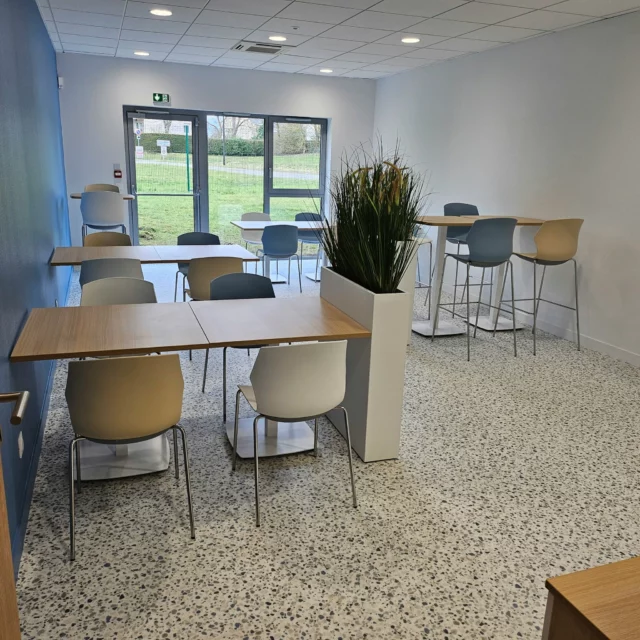 Aménagement d'une cafétéria pour une entreprise de produits alimentaires 😊

Le mobilier proposé est table détente Guéridon, plateau carré, mélaminé classique, finition plateau coloris chêne clair, piètement coloris blanc, chaise My Frill sans accoudoirs, 4 pieds chromés couleur coque greyblue/sandy/blanc, mange-debout, carrée côtés cintrés, piètement blanc, plateau chêne clair, tabouret haut My frill sans accoudoirs, 4 pieds chromés avec repose-pieds couleur coque greayblue/sandy/blanc, armoire bois basse, 2 portes, 1 tablette métal, mélaminé classique, option bicolore, coloris chêne clair, 2ème coloris blanc, coloris métal gris taupe, bac Dune, 3 plantes graminées foxtail grass, mélaminé classique, coloris du pot blanc fabriqué par @harmony_bureaux 

 #Alençon #HarmonyGroup #mobilierdebureau