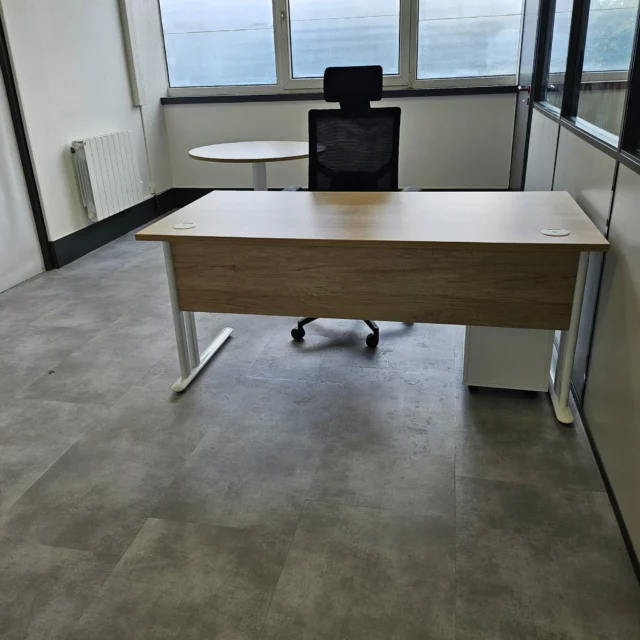 Aménagement de bureau pour une association 😊

Le mobilier proposé est plan droit, voile de fond mélaminé, pied métal coloris blanc, coloris bureau chêne nebraska, obturateur coloris aluminium, caisson mobile SLIM mélaminée, Tiroir BAC + mini tiroir intérieur, armoire à rideaux, top armoire métal, table ronde, diamètre 100, pied tulipe fabriqué par @buronomic un fauteuil de bureau Zack axe décentré blocable 3 positions, tension réglable, anti retour, translation d'assise, dossier filet avec support lombaire réglable, têtière tissus noir, accoudoirs réglable en hauteur, machette "soft touch", coloris uniquement noir, lift. pied nylon Ø60 fabriqué par SITEK fauteuil Scott coque polypropylène rose poudré/neige/taupe/turquoise/gris clair/brique sur 4 pieds nylon noir fabriqué par @eol_mobilier 

 #Alençon #Buronomic #Sitek #EOLGroup #mobilierdebureau