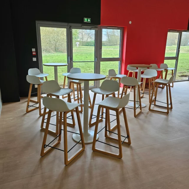 Livraison et installation de tables et de tabourets pour une entreprise de produits alimentaires ☺️

Le mobilier proposé est table snack ronde diamètre 60 cm, mélamine chêne clair sur piétement central rond métal lisse blanc fabriqué par @eol_mobilier tabouret Nut, pieds traîneau en bois naturel, sans accoudoirs, assise et dossier en polypropylène blanc, lot de 4 fabriqué par @mobellinea_fr 

 #Alençon #EOLGroup  #Mobellinea #mobilierdebureau