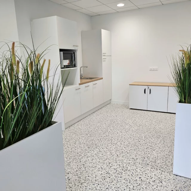 Aménagement d'une cuisine pour une entreprise de produits alimentaires 🙂

Le mobilier proposé est une colonne cuisine sur socle, 2 portes superposées gauches + niche, un meuble cuisine sur socle, 1 tiroir + 2 bacs poubelles, 1 porte battante droite sous évier, une colonne cuisine sur socle, 2 portes battantes superposées droites, un évier inox 1 bac, un mitigeur inox, un plan de travail stratifié épaisseur 40mm, 4 chants PVC dans le décor du plan fabriqué par @revilox un réfrigérateur encastrable 199L Blanc Bomann 

 #Alençon  #Revilox